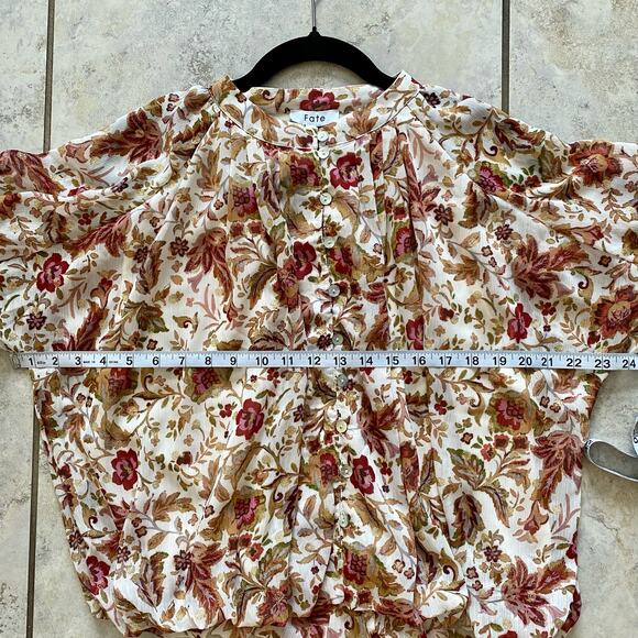 Fate Long Sleeve Floral Pearlescent Buttons
Size Small Romantic - Picture 3 of 14
